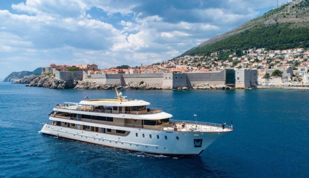 La MS Lastavica naviga lungo la costa di Dubrovnik, Croazia
